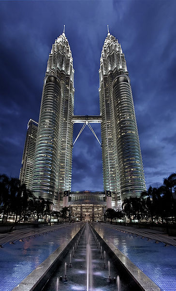 Dvojičky Petronas Towers v meste Kuala Lumpur - výška 452 metrov .