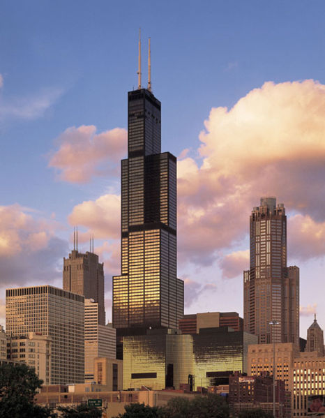 Sears tower - najvyššia budova v USA a v meste Chicago , výška  strechy je 443 metrov. .