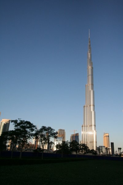 na tejto nádhernej fotografii môžeme jasne vidieť akú veľkú výšku má oproti iným budovám Burj Khalifa .