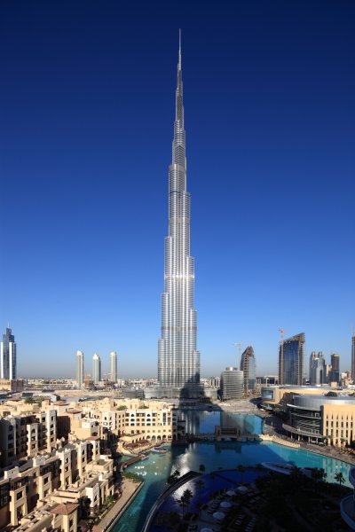 Burj Khalifa - bývalá Burj Dubai ,  dosahuje výšku 828 metrov a má až 162 poschodí .